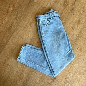 American Eagle Strigid Mom Jean in blue breeze, size 6 regular, EUC!